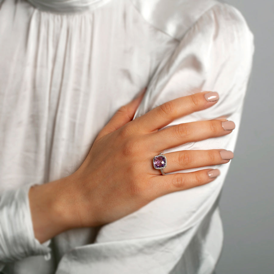 Gold Ring with Diamonds and Amethyst