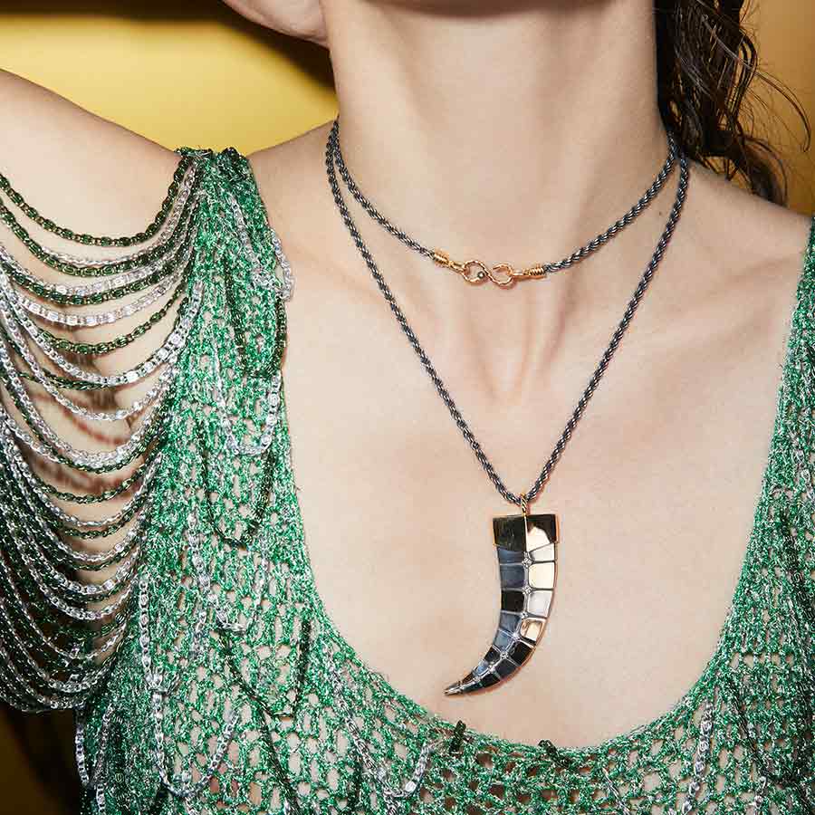 Pendentif-Dent-Or-Diamants-Portée-Hugues-Laurent-4