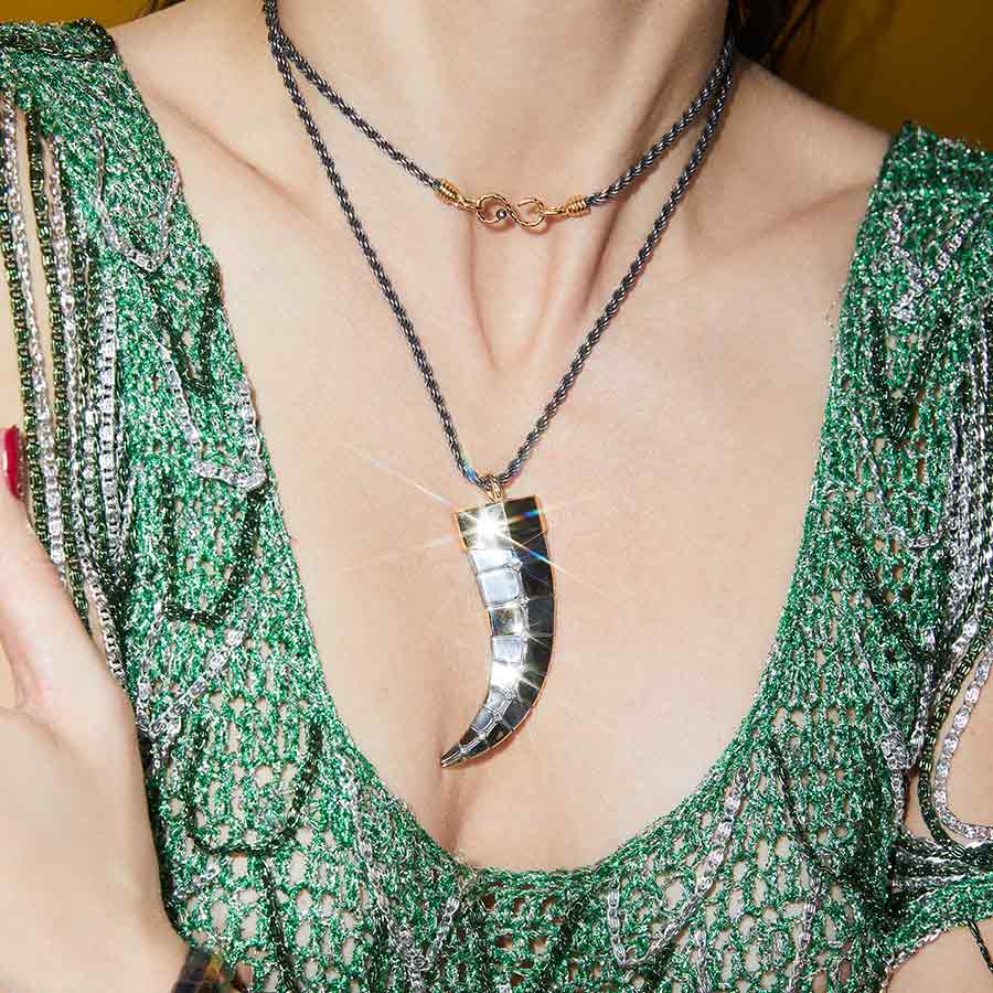 Pendentif-Dent-Or-Diamants-Portée-Hugues-Laurent-5